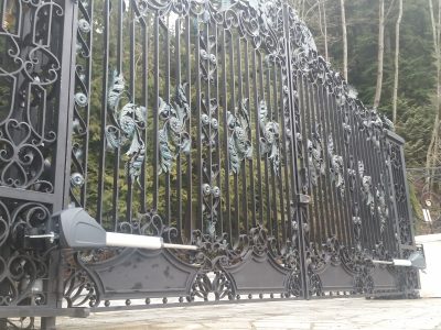 Electric driveway gates